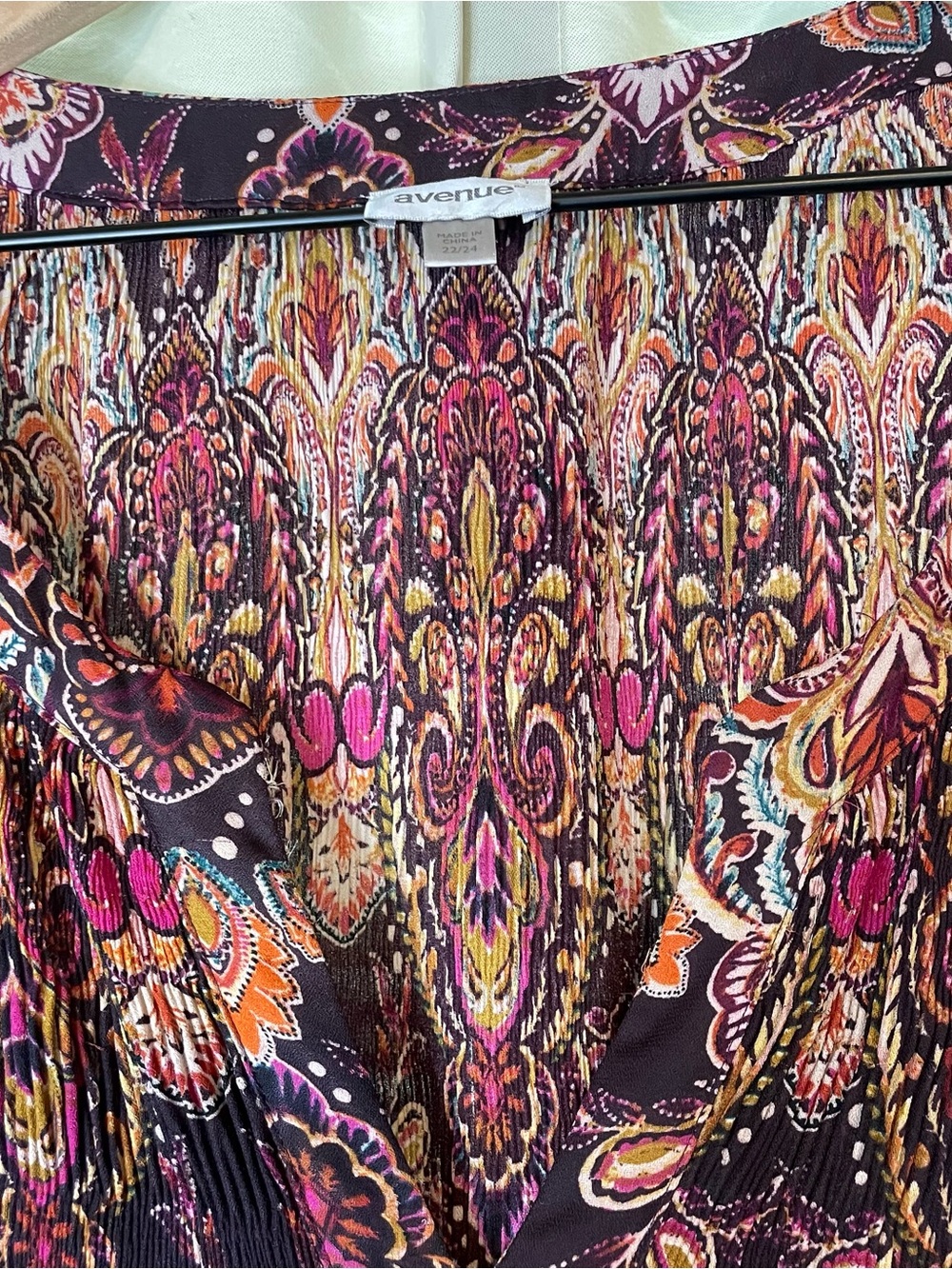 Avenue Paisley Tunic in Plum, Pink & Gold - Picture 4 of 8